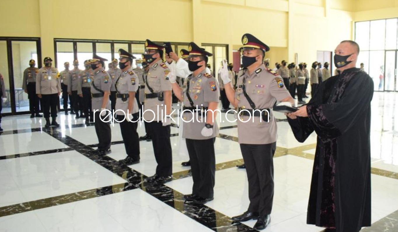 MUTASI - Kapolresta Sidoarjo, Kombes Pol Sumardji memimpin mutasi serah terima jabatan 5 jajaran Kapolsek di Aula Polresta Sidoarjo, Senin (20/07/2020).
