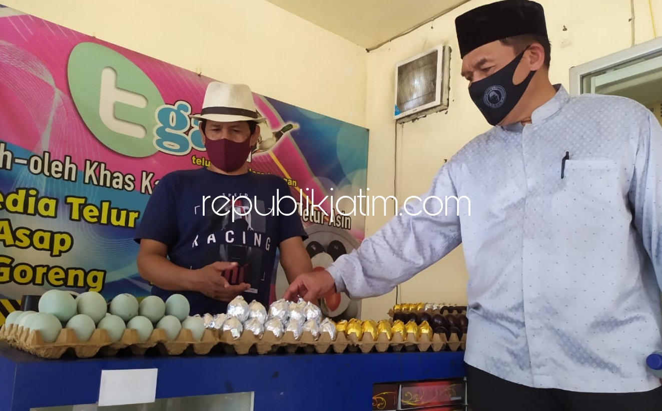 KAMPUNG TELUR ASIN - Bacabup Bambang Haryo Soekartono berdialog dengan Ketua Kelompok Peternak Bebek-Telur Asin, Sumber Pangan Kebonsari, Candi, Nur Hidayat untuk menggali potensi dan kendala para produsen telur asin di Kampung Bebek, Senin (20/07/2020).