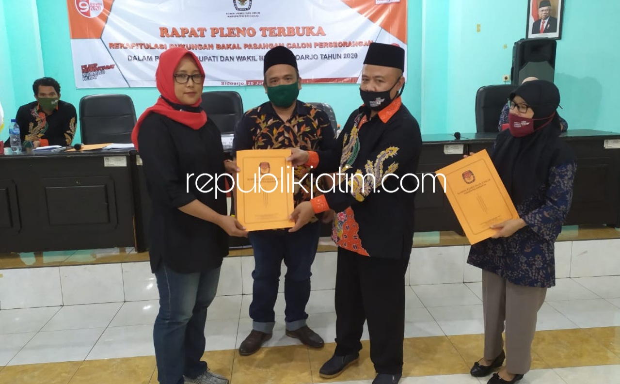 SERAHKAN - Ketua KPU Sidoarjo, M Iskak menyerahkan hasil Verifikasi Faktual (Verfak) kepada tim pasangan Calon Perseorangan (Independen), Agung Sudiyono dan Sugeng Hariyadi usai pleno di Aula KPU Sidoarjo, Senin (20/07/2020) sore. 