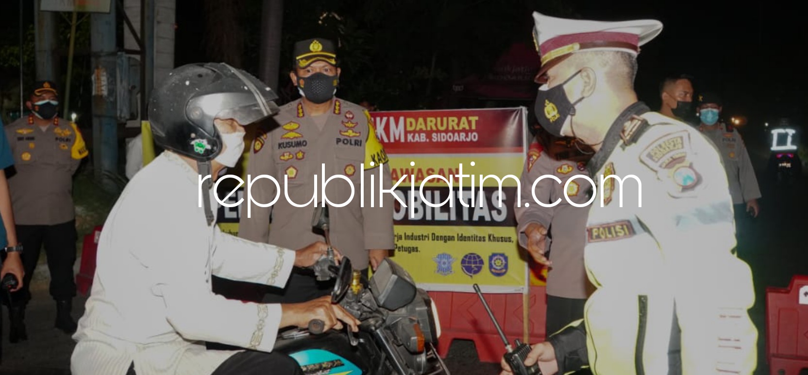 SEPI - Kapolresta Sidoarjo, Kombes Pol Kusumo Wahyu Bintoro bersama jajaran saat mengecek suasana malam takbiran Hari Raya Idul Adha 2021 di sejumlah wilayah Sidoarjo berlangsung sepi, Senin (19/07/2021) malam.