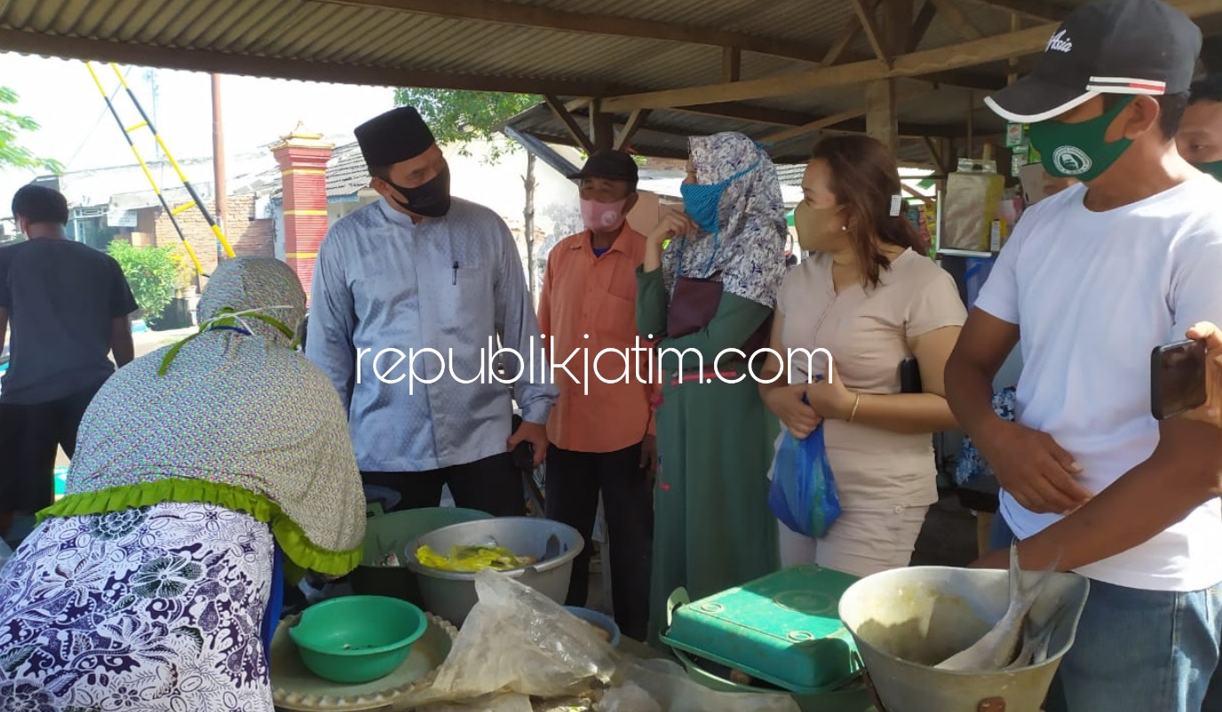 DIALOG - Bacabup Sidoarjo, Bambang Haryo Soekartono didampingi Ketua RW berdialog dengan para pedagang dan konsumen di Pasar Perumahan Bumi Cabean Asri, Desa Kalipecabean, Kecamatan Candi, Sidoarjo, Senin (20/07/2020).