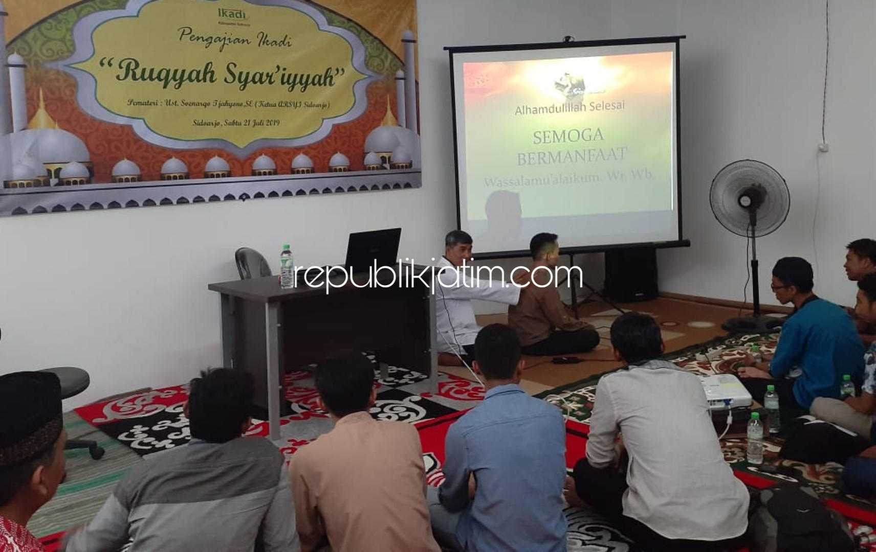 PELATIHAN - Ketua IKADI Sidoarjo, Agus Yunif Anwaruddin membuka pelatihan Ruqyah Syar'iyyah di bertempat dikantor IKADI Sidoarjo, Pondok Jati, Sabtu (20/07/2019).