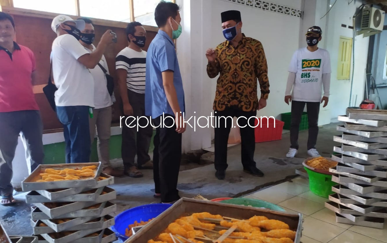 DIALOG - Bacabup Sidoarjo, Bambang Haryo Soekartono (BHS) berdialog dengan pemilik dan karyawan UMKM Cireng dan Nugget di Dusun Pager, Desa Sawotratap, Kecamatan Gedangan, Sidoarjo, Rabu (22/07/2020).