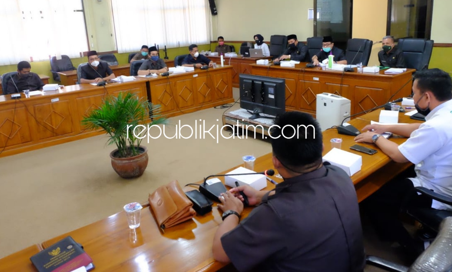 PENGGABUNGAN - Ketua DPRD Sidoarjo, Usman dan Ketua Komisi A, Subandi memimpin rapat soal rencana penggabungan (regrouping) 7 desa dan 3 kelurahan terdampak Lumpur Sidoarjo (Lusi) di ruang Rapat DPRD Sidoarjo, Rabu (22/07/2020).