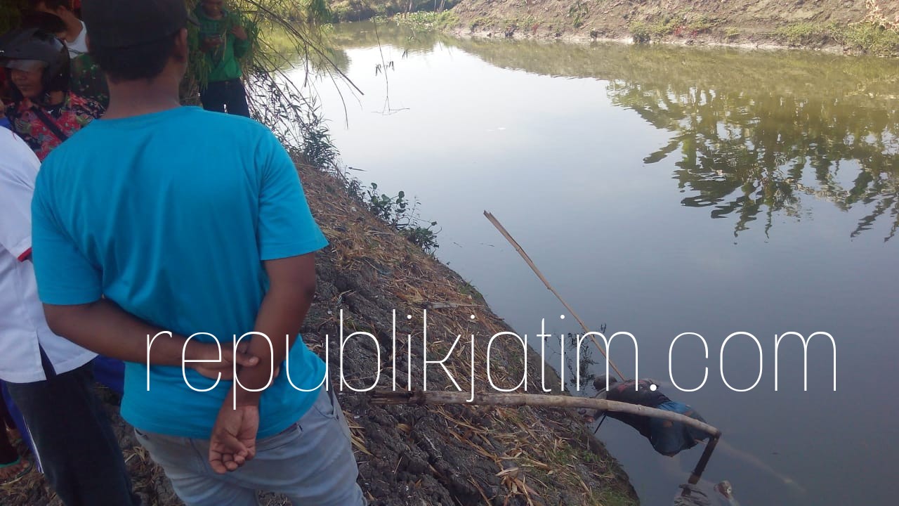 MAYAT - Warga Desa Prasung, Kecamatan Buduran, Sidoarjo digegerkan penemuan mayat pria yang mengapung di kawasan tambak desa itu, Senin (23/07/2018).
