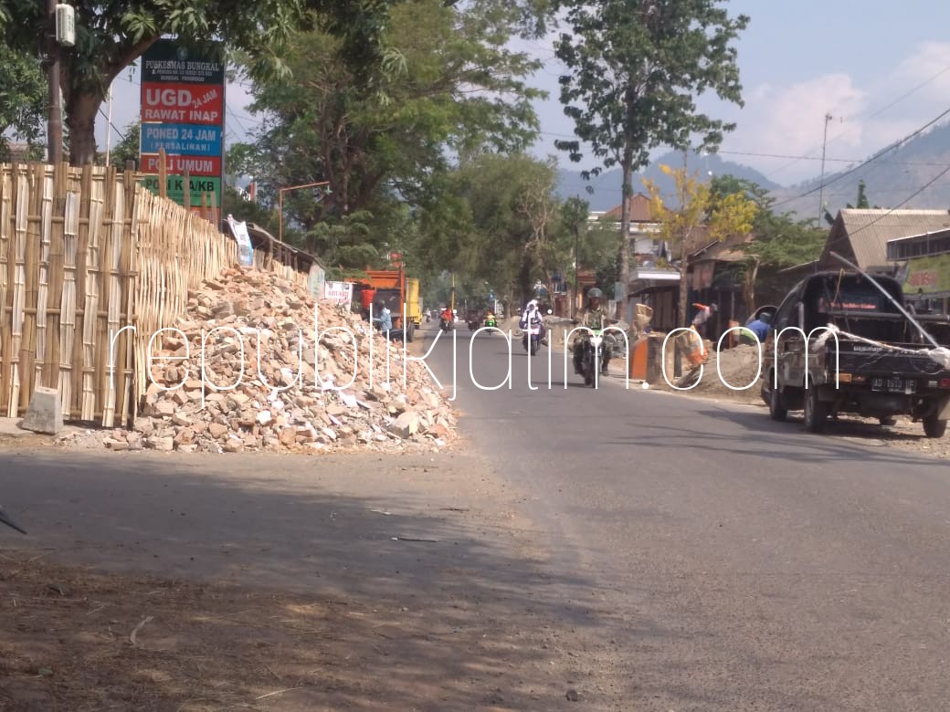 TANPA NAMA - Dua proyek yang nyaris bersamaan pengerjaannya di wilayah Kecamatam Bungkal panen kritikan warga karena tanpa papan nama proyek dan material ditumpuk sembarangan, Senin (23/07/2018).