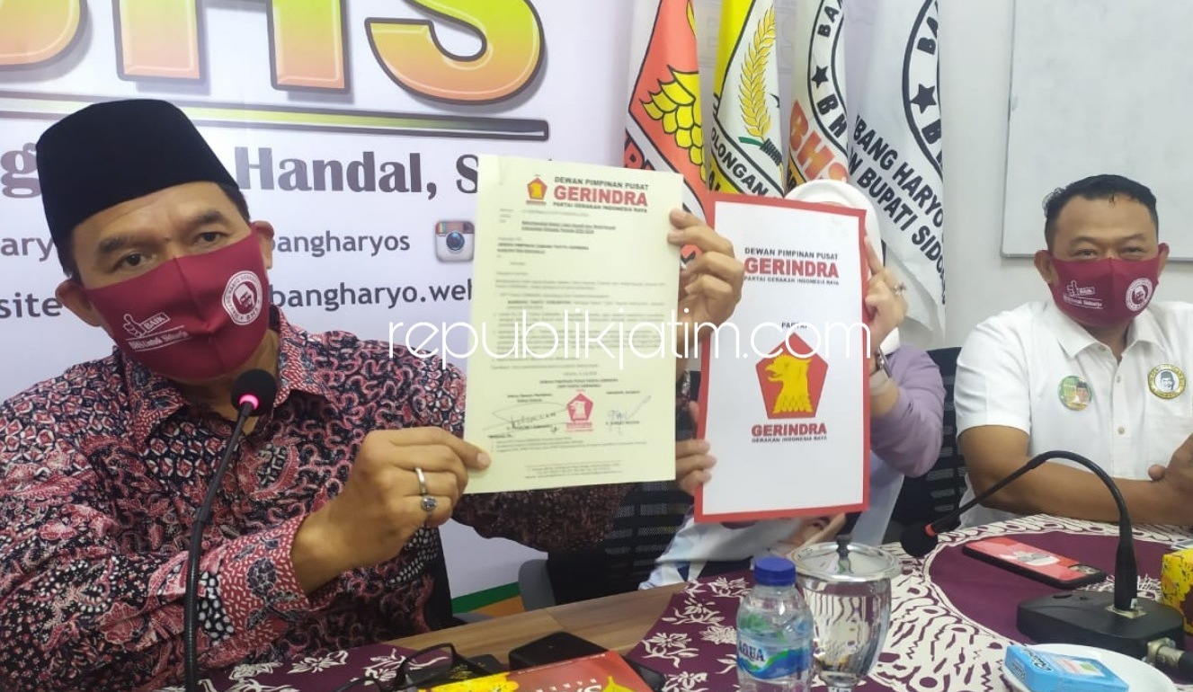 REKOM - Bacabup Sidoarjo, Bambang Haryo Soekartono (BHS) menunjukkan rekomendasi dari DPP Partai Gerindra soal pencalonannya sebagai Bacabup Sidoarjo Tahun 2020 di Media Center BHS JL Diponegoro, Sidoarjo, Kamis (23/07/2020).