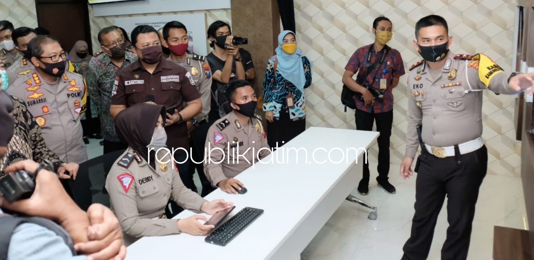 LAUNCHING - Kapolresta Sidoarjo Kombes Pol Sumardji didampingi Forkopimda Sidoarjo saat launching (peluncuran).aplikasi Delta Trisula di Posko Covid-19 Polresta Sidoarjo, Kamis (23/07/2020).