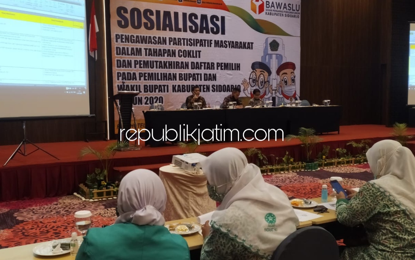 SOSIALISASI - Koordinator Divisi Pengawasan Bawaslu Sidoarjo, Mohammad Rasul mensosialisasikan pengawasan tahapan Pilkada Sidoarjo 2020 di Fave Hotel, Kamis (23/07/2020).