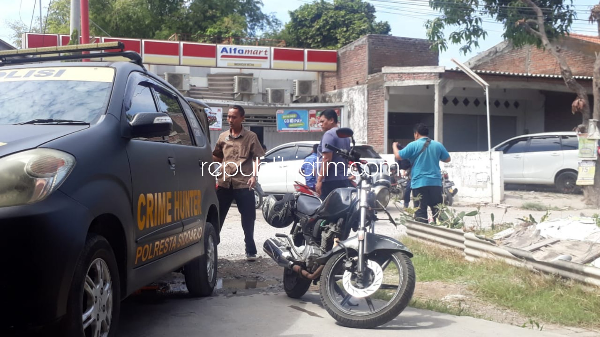 DIBOBOL - Polisi olah TKP di toko modern Alfamart Dusun Wagir, Desa Masangan Wetan, Kecamatan Sukodono, Sidoarjo dibobol kawanan pencuri dengan membobol plafon atap dan berhasil mengambil uang sebesar Rp 13 juta, Selasa (23/07/2019).