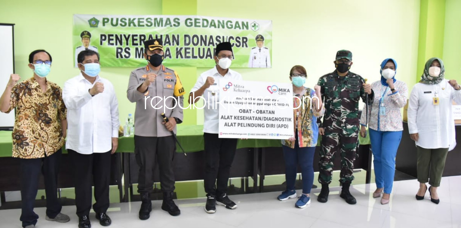 DONASI - Bupati Sidoarjo Ahmad Muhdlor Ali (Gus Muhdlor) mengajak seluruh stakeholder untuk gotong royong menghadapi pandemi Covid-19 saat Penyerahan Donasi atau CSR RS Mitra Keluarga di Puskesmas Gedangan, Sidoarjo, Jumat (23/07/2021).