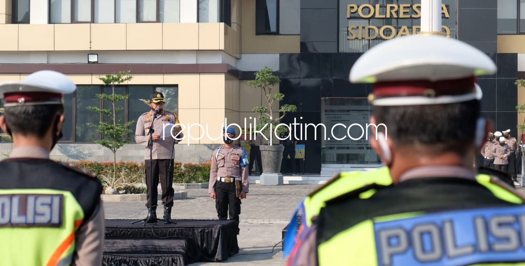PATUH - Apel gelar pasukan yang diikuti personel Polresta Sidoarjo, Polsek jajaran bersama TNI, Dinas Perhubungan dan instansi terkait lain dipimpin langsung Kapolresta Sidoarjo Kombes Pol Sumardji di Polresta Sidoarjo, Kamis (23/07/2020).