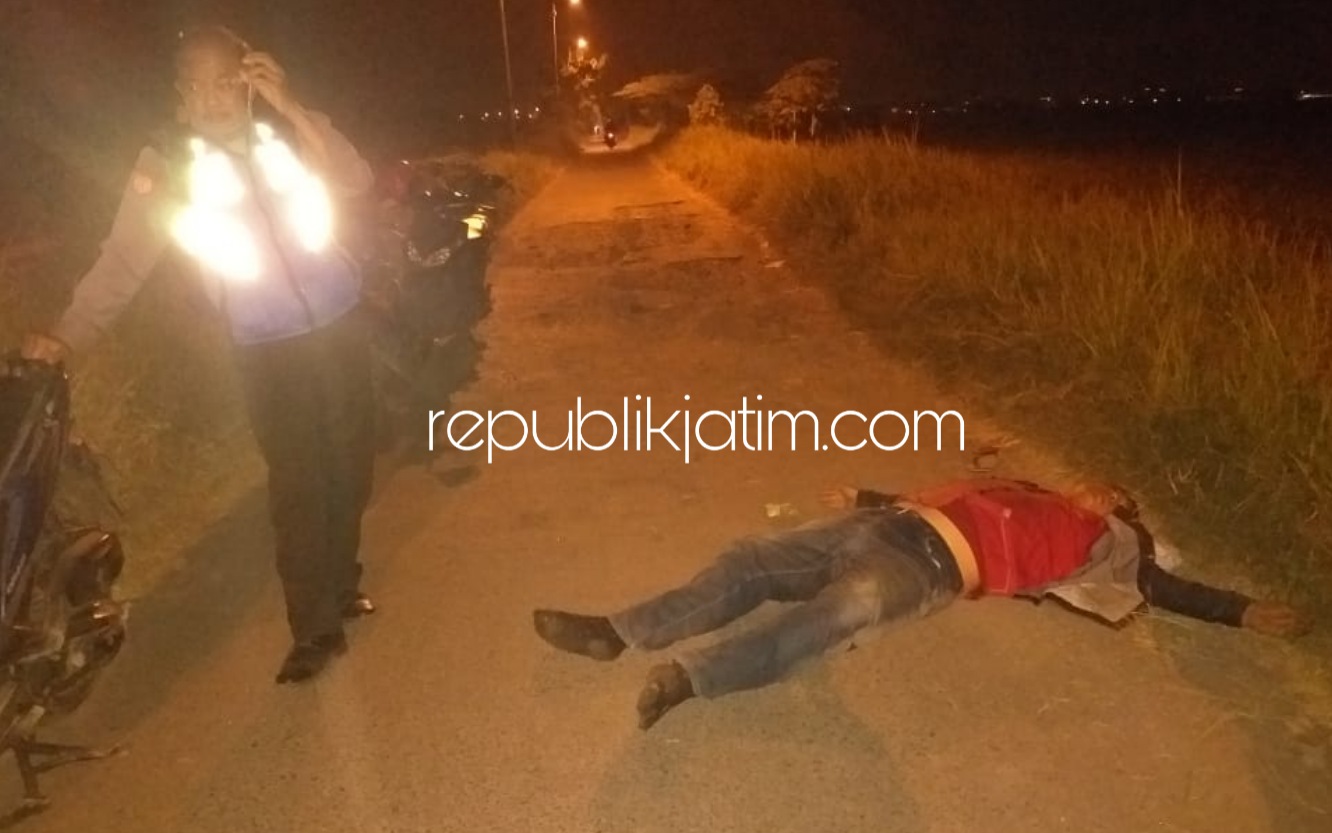 TUNGGAL - Korban kecelakaan tunggal Eko Puji Hariyanto (29) warga Kauman, Kecamatan Mojosari, Mojokerto menjalani perawatan tim medis di RSU Anwar Medika Balongbendo didampingi anggota Unit Lantas Polsek Balongbendo Aiptu Imam Ghozali, Kamis (23/07/2020).