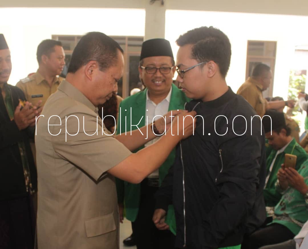 KKN - Kepala Dinas Pendidikan Pemkab Sidoarjo, Asrofi dan Rektor Unusida, Fatkhul Anam melepas 253 mahasiswa yang melaksanakan KKN di Kecamatan Sedati, Sidoarjo, Senin (23/07/2018).