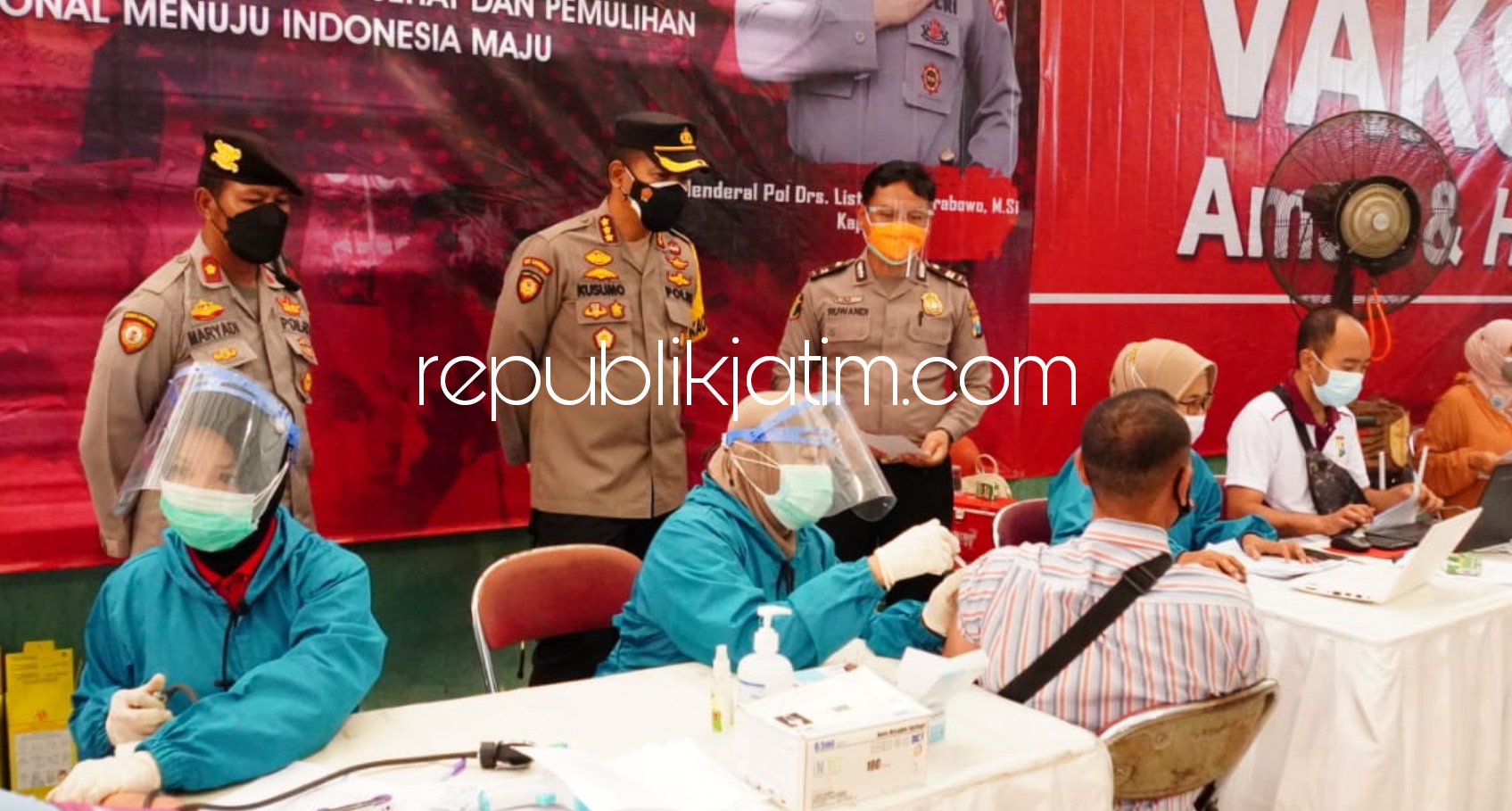 TINJAU - Kapolresta Sidoarjo Kombes Pol Kusumo Wahyu Bintoro meninjau vaksinasi di Gerai Vaksin Presisi di Lapangan Tenis GOR Sidoarjo dengan target 2.800 dosis vaksin Sinovac bagi warga Sidoarjo, Sabtu (24/07/2021). 