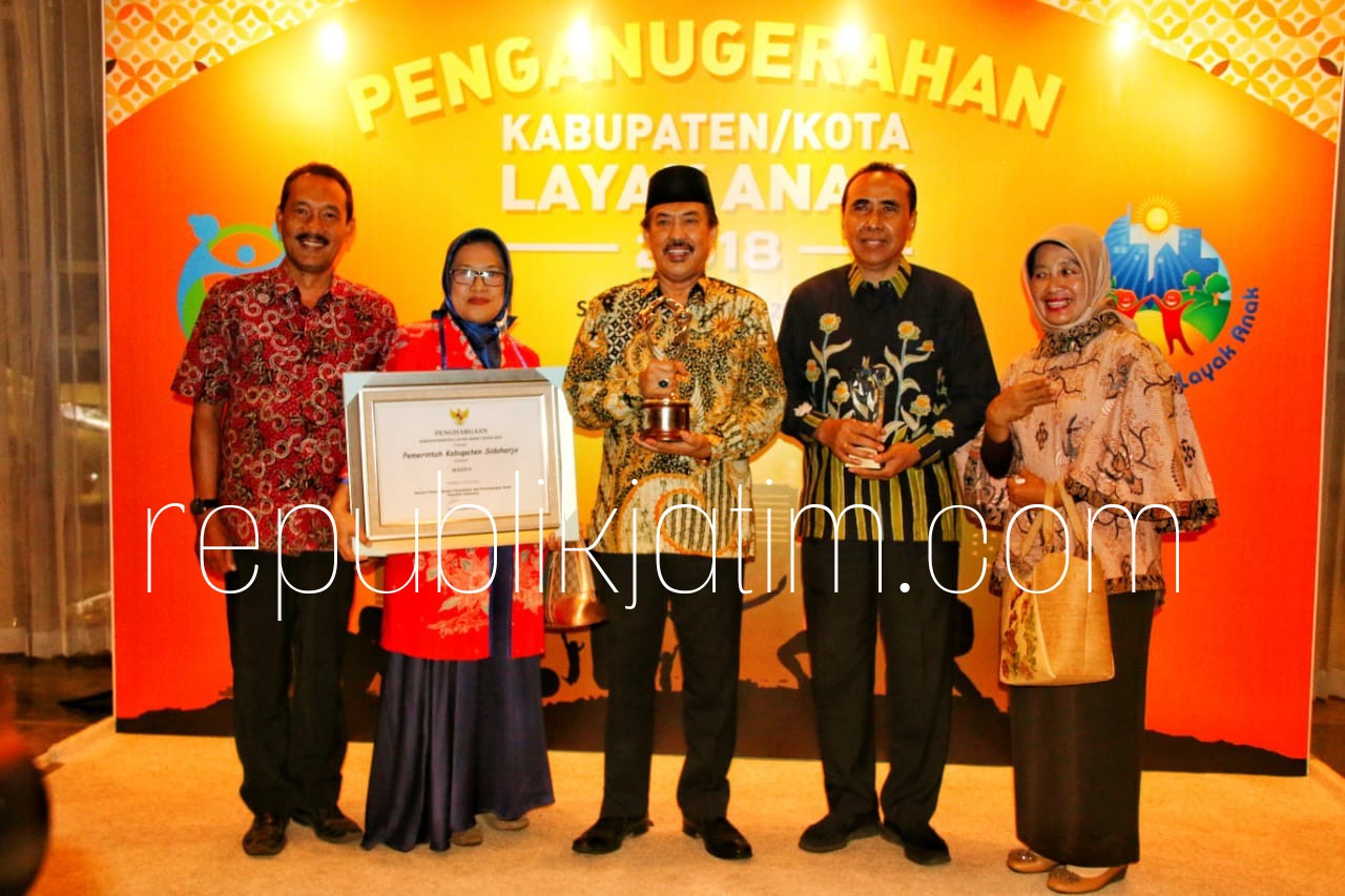 PENGHARGAAN - Wabup Sidoarjo, Nur Ahmad Syaifuddin menerima penghargaan Kota Layak Anak (KLA) setelah tahun sebelumnya juga mendapatkan penghargaan serupa. Penghargaan ini diterima di Dyandra Convention Center, Surabaya, Senin, (23/07/2018) malam.