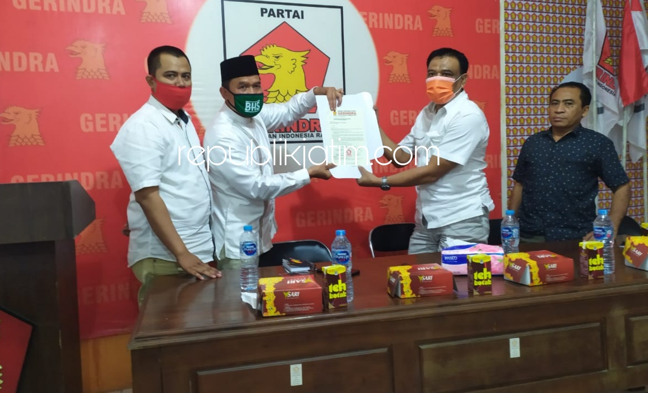 REKOMENDASI - Bacabup Sidoarjo, Bambang Haryo Soekartono (BHS) menyerahkan tembusan rekomendasi pencalonan dari DPP Partai Gerindra kepada Ketua DPC Partai Gerindra Sidoarjo, Kayan disaksikan sejumlah partai pengusung lainnya, Sabtu (25/07/2020).