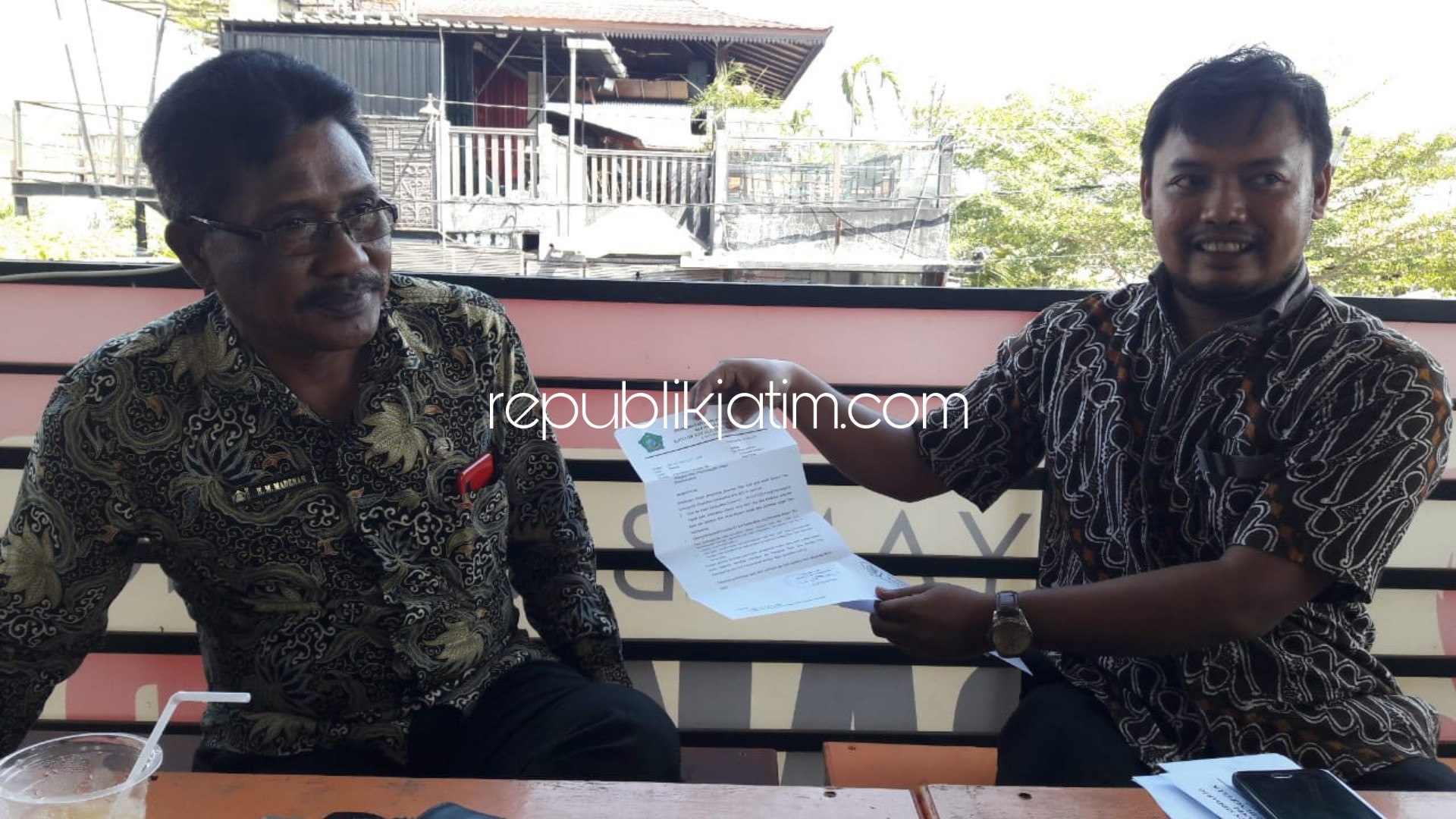 PENGADUAN - Kades Kedungpeluk, Kecamatan Candi, M Madenan dan Sekdesnya, M Sofi menunjukkan surat pengaduan Permohonan Penetapan dan Penegasan Batas Desa Kedungpeluk dn Kalipecabean, Kecamatan Candi, Sidoarjo, Kamis (25/07/2019).