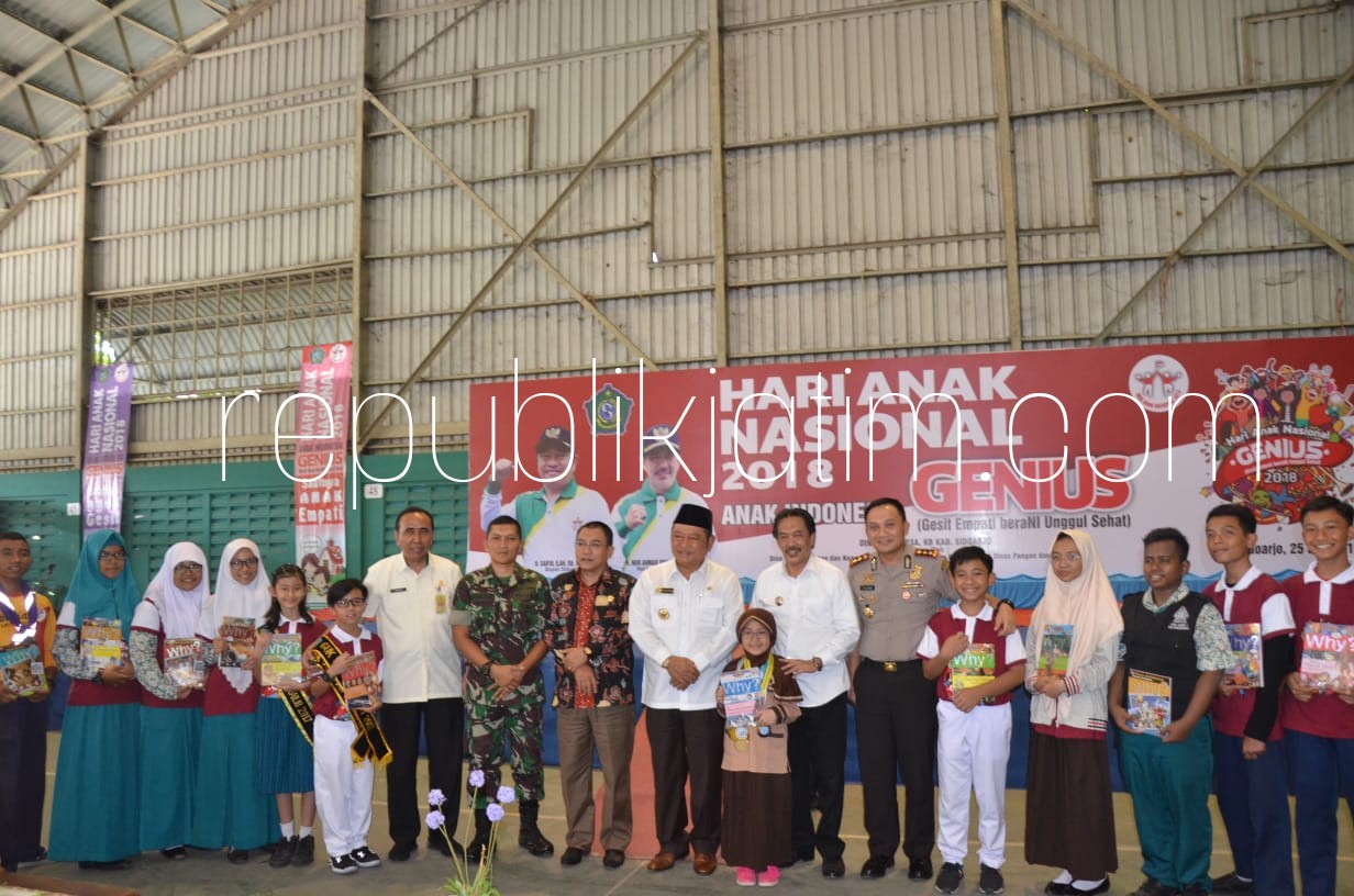 JAUHI NARKOBA - Bupati Sidoarjo, Saiful Ilah mengingatkan agar anak-anak menjauhi narkoba dan psikotropika agar menjadi generasi muda yang cerdas dalam acara Peringatan HAN 2018 di GOR Sidoarjo, Rabu (25/07/2018).