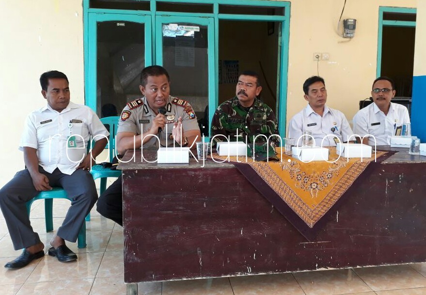 DITUTUP - Jajaran Fokopimpka Jabon dan tim kesehatan mensosialisasikan  penutupan tempat prostitusi Dusun Telocor, Desa Kedungpandan, Kecamatan Jabon, Sidoarjo, Rabu (25/07/2018).
