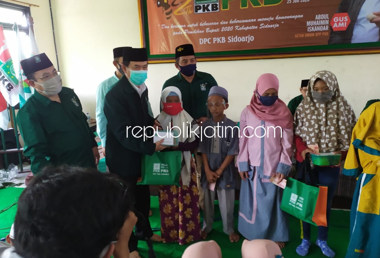 SANTUNAN - Wakil Ketua DPC PKB Sidoarjo, Nur Ahmad Syaifuddin menyerahkan bantuan kepada ratusan anak yatim piatu dalam Harlah PKB ke 22 di kantor DPC PKB Sidoarjo, Sabtu (25/07/2020).