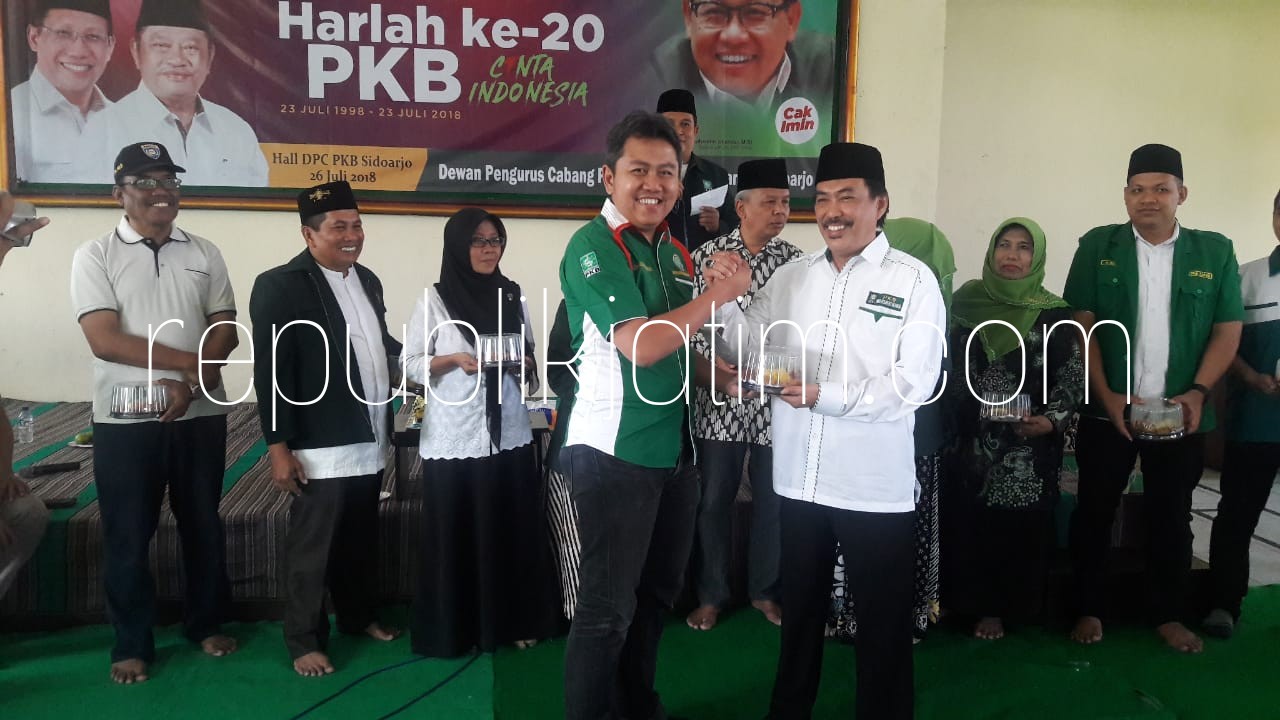 TUMPENG - Wakil Bupati Sidoarjo, Nur Ahmad Syaifuddin yang juga Ketua LPP DPC PKB Sidoarjo menyerahkan 20 tumpeng Harlah ke 20 PKB untuk para pengurus dan Bacaleg PKB, Kamis (26/07/2018).