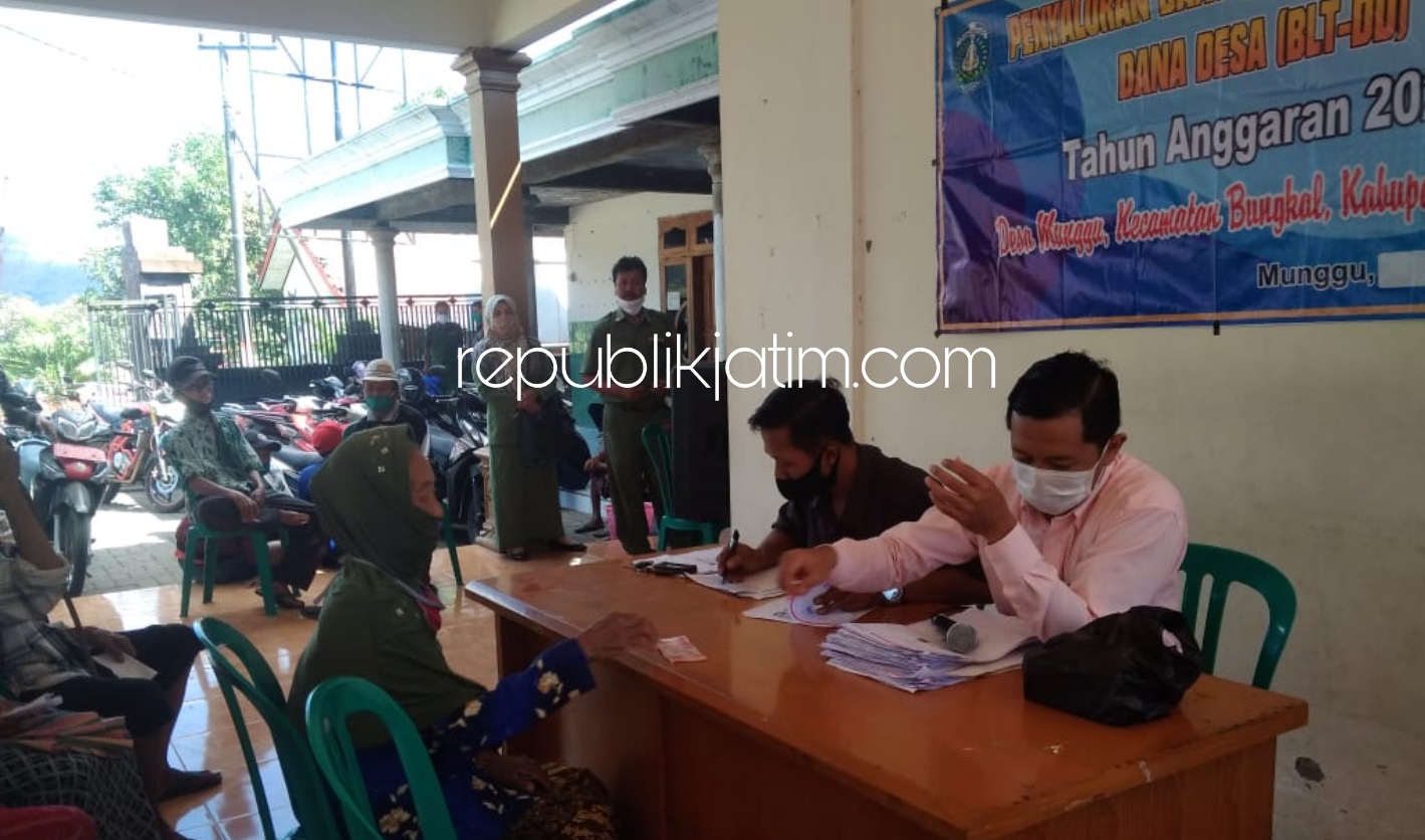 PENCAIRAN - Sebanyak 120 warga Desa Munggu, Kecamatan Bungkal, Ponorogo menerima pencairan BLT DD Tahap tiga senilai Rp 600.000 di Balai Desa setempat, Senin (27/07/2020).