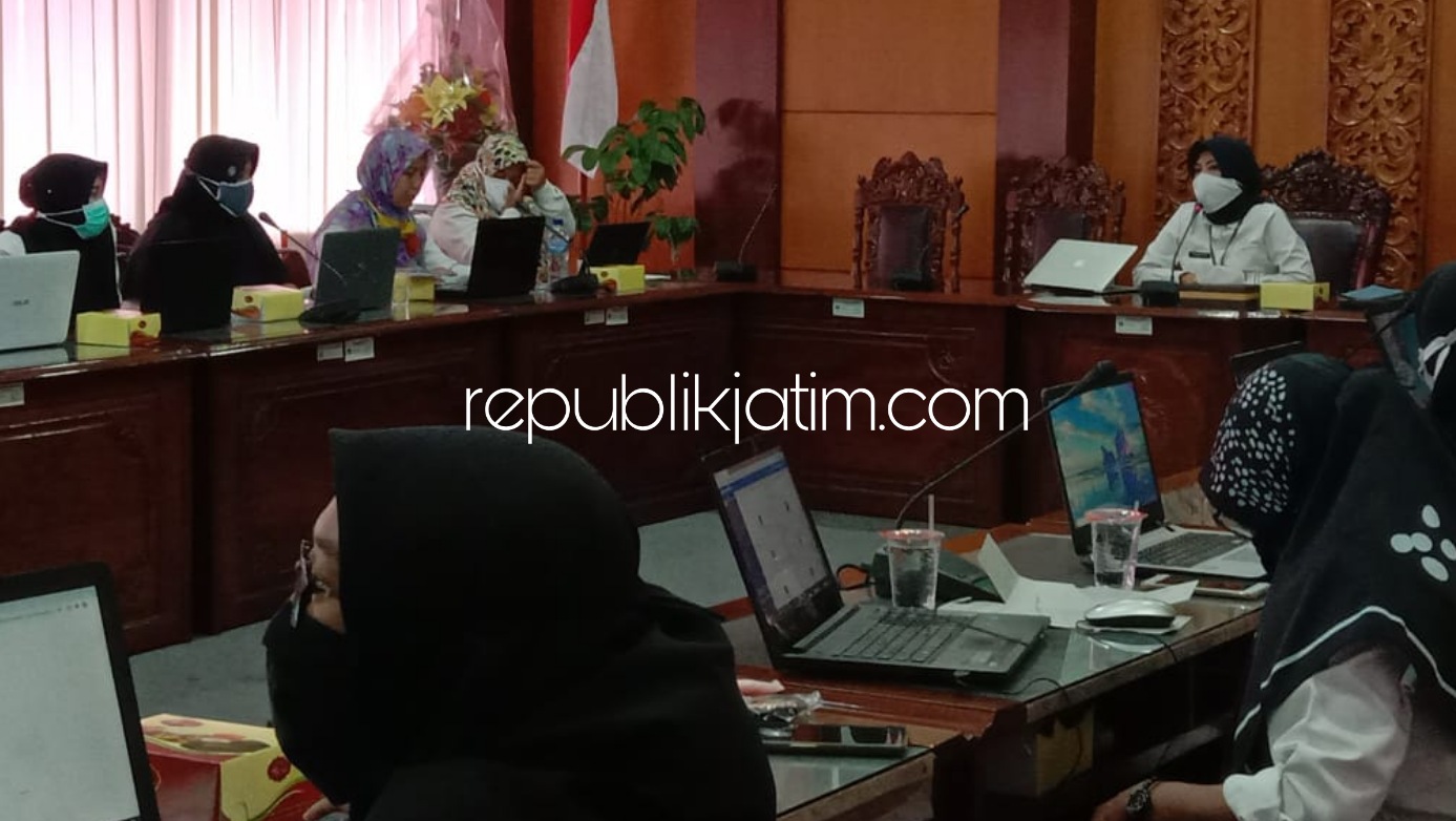 SOSIALISASI - Sosialisasi 22 layanan dicetak mandiri oleh pemohon melalui aplikasi online Sistem Pelayanan Rakyat Sidoarjo (Sipraja) yang bisa diunduh di playstore mulai di sosialisasikan ke dinas terkait hingga tingkat desa. 