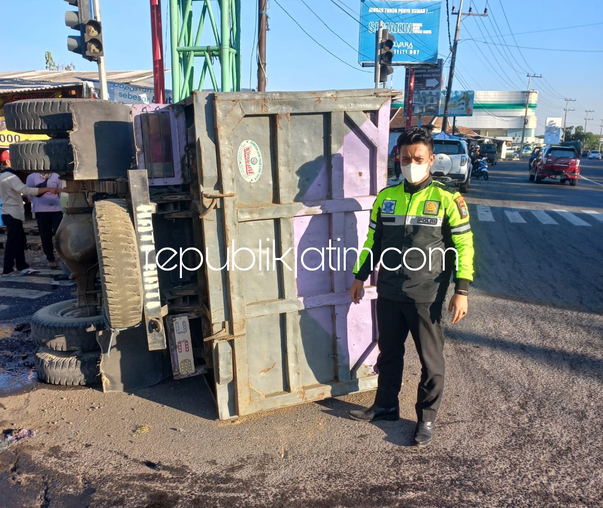 TKP - Sejumlah petugas Unit Laka, Satuan Lantas, Polresta Sidoarjo menggelar olah TKP tabrakan beruntun dua truk dan mobil Toyota Kijang Innova di JL Raya Lingkar Timur Dusun Rangkahkidul, Desa Blurukidul, Kecamatan Sidoarjo, Selasa (27/07/2021).