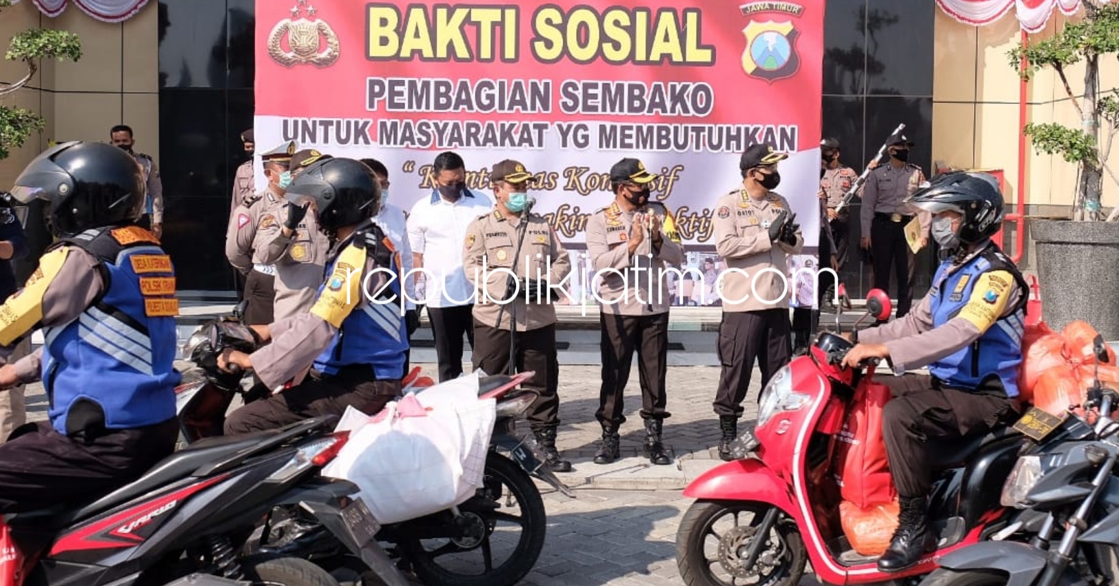 BERANGKATKAN - Karolog Polda Jawa Timur Kombes Pol Pranyoto dan Kapolresta Sidoarjo Kombes Pol Sumardji memberangkatkan bantuan sembako di Polresta Sidoarjo, Senin (27/07/2020).