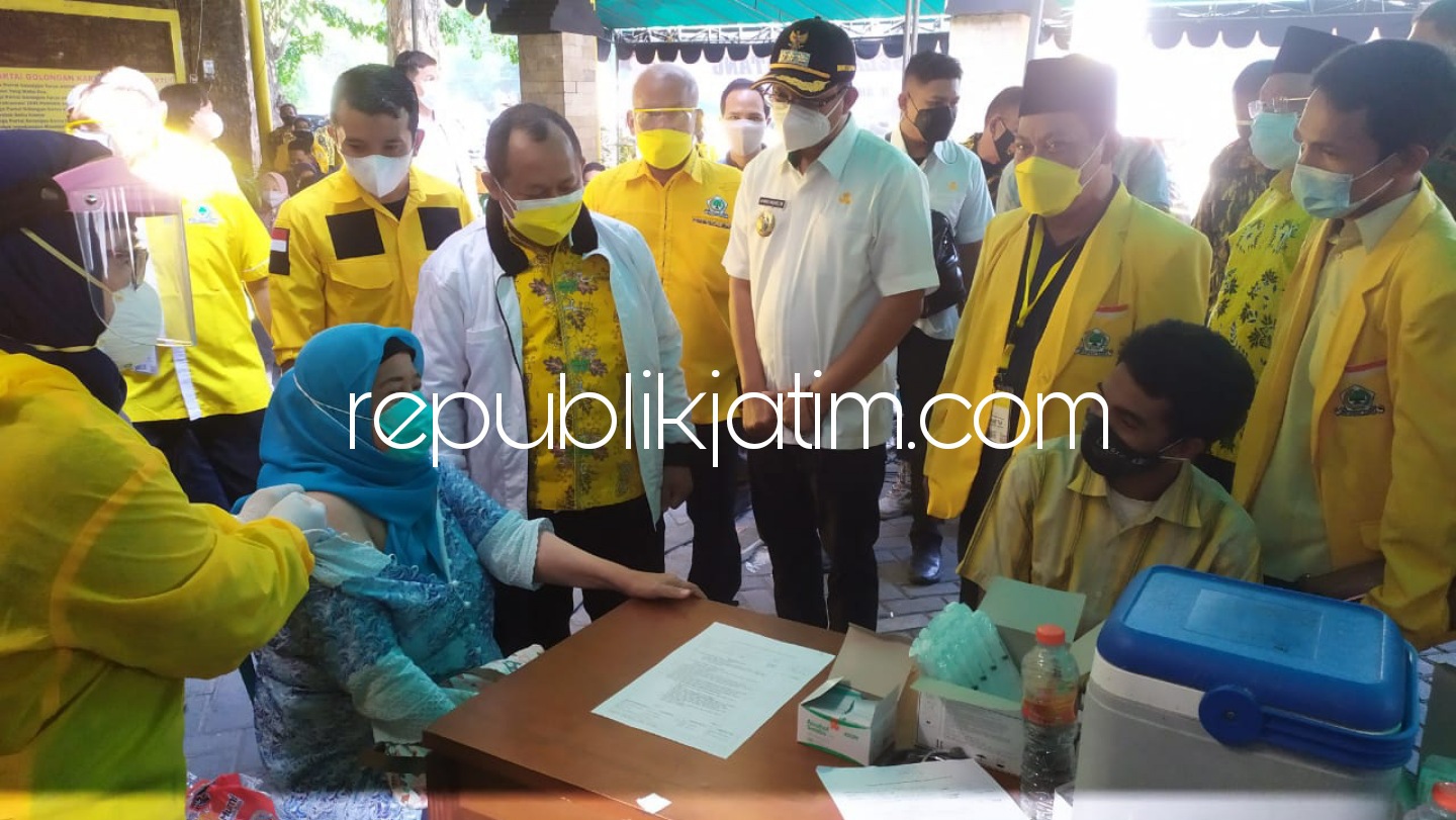 TINJAU - Bupati Sidoarjo, Ahmad Muhdlor Ali (Gus Muhdlor), Ketua DPD Golkar Jatim, M Sarmuji dan Ketua DPD Golkar Sidoarjo, Adam Rusydi meninjau pelaksanaan vaksinasi 500 kader di gedung DPD Golkar Sidoarjo, Rabu (28/07/2021).