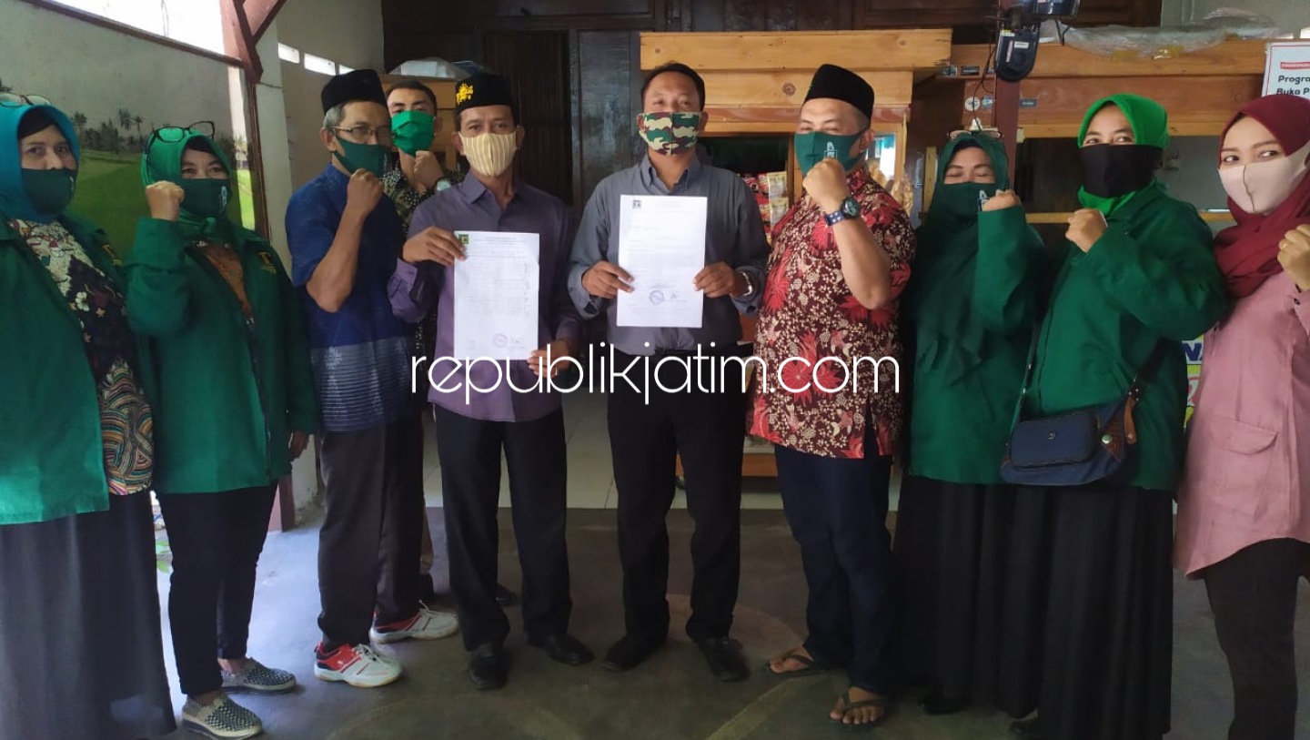 DUKUNGAN - Ketua dan Sekretaris FK PAC PPP, Supeno dan Mukhtar Abd Wachid menunjukkan surat pernyataan dukungan yang dikirim ke DPC PPP Sidoarjo sebagai pertimbangan penentuan rekomendasi di DPW dan DPP PPP, Selasa (28/07/2020).