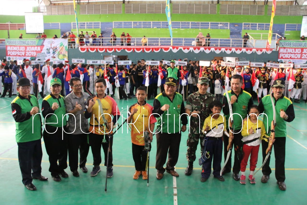 PEMBUKAAN - Bupati Sidoarjo, Saiful Ilah dan Ketua KONI Sidoarjo, M Franki Efendi membuka acara Porkab di GOR Sidoarjo yang diikuti 2.000 atlet muda, Jumat (27/07/2018) sore.