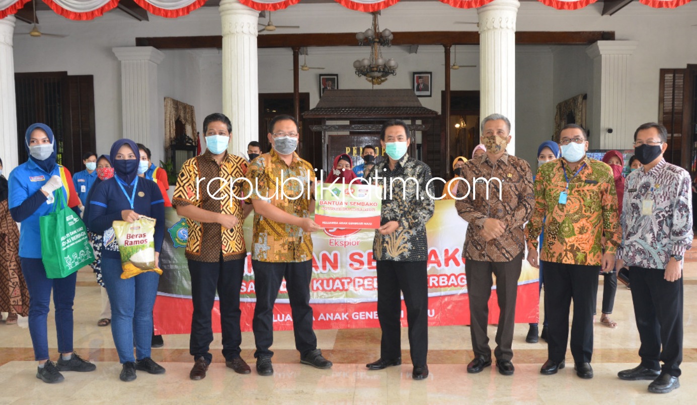 SERAHKAN - SGM Eksplor dan Indomaret menyalurkan bantuan 650 paket sembako untuk mendukung gizi keluarga terdampak Covid-19 di Pendopo Delta Wibawa Sidoarjo, Selasa (28/07/2020).