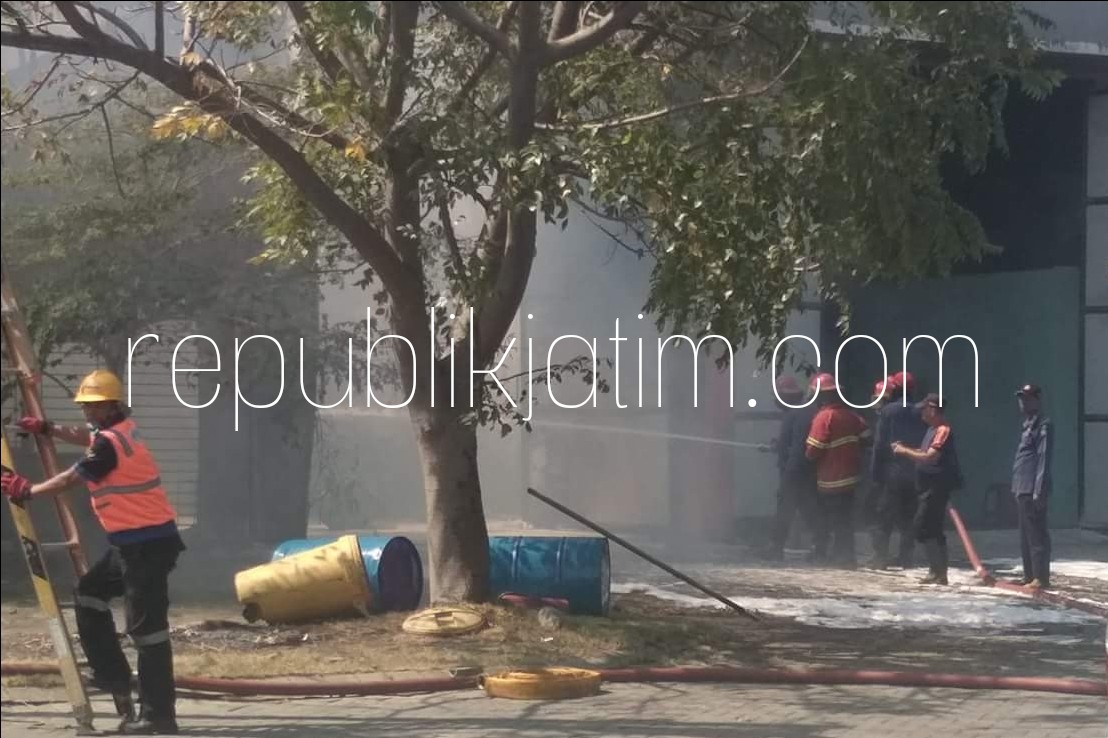 LUDES TERBAKAR - Sebuah gudang pengoplosan cat yang ada kawasan pergudangan Safelock, Desa Blurukidul, Kecamatan Sidoarjo ludes terbakar, Sabtu (28/07/2018).