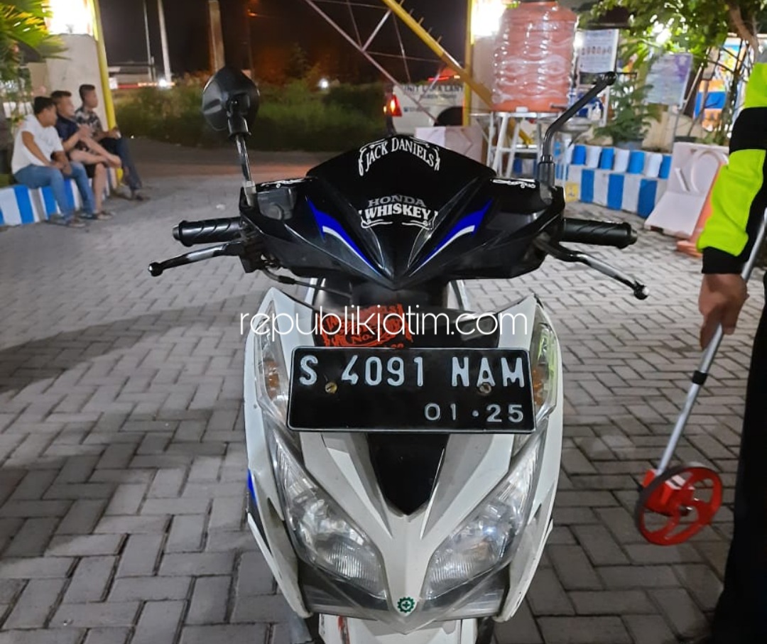 BARANG BUKTI - Kondisi kendaraan korban pasca kecelakaan di JL Raya Dusun Janganasem, Desa Trompoasri, Kecamatan Jabon, Sidoarjo, Selasa (28/07/2020) petang. 