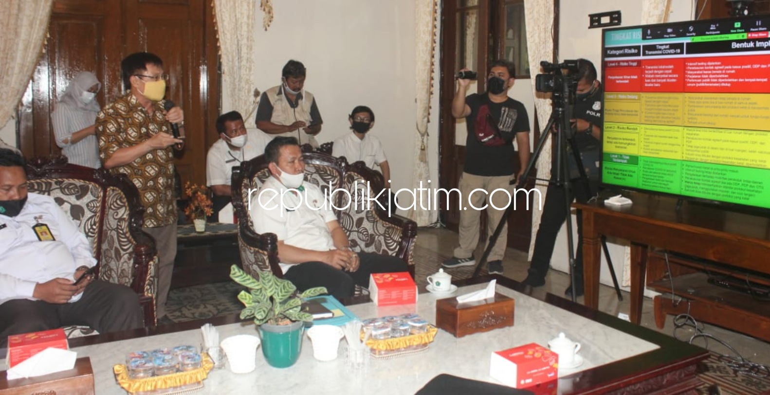 TURUN - Inisiator Tim Advokasi dan Surveilans Fakultas Kesehatan Masyarakat Universitas Airlangga Surabaya dr Windhu Purnomo presentasi penurunan penularan Covid-19 di Sidoarjo saat di Pendopo Delta Wibawa, Rabu (29/07/2020).