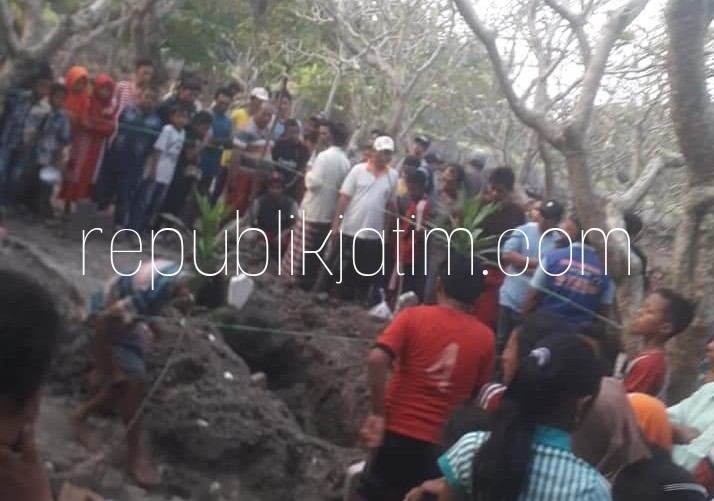 DICURI - Warga Desa Medalem, Kecamatan Tulangan, Sidoarjo berusaha mengembalikan kondisi makam almarhum Djanji (56) yang meninggal Kamis Kliwon yang diduga 3 tali pocongnya dicuri orang, Minggu (29/07/2018).