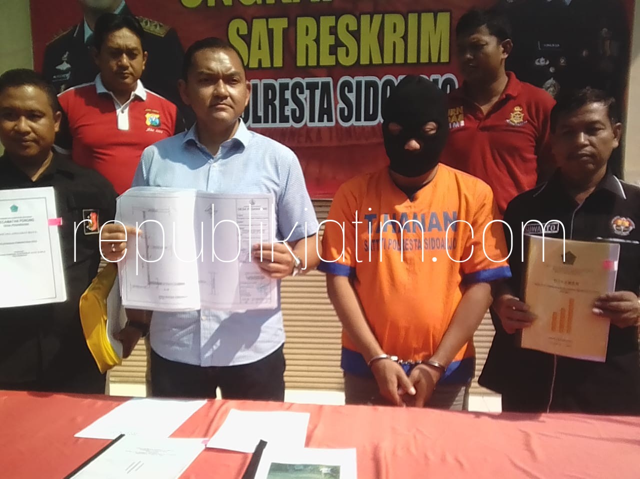 DITAHAN - Tim penyidik Unit Tipikor, Satuan Reskrim, Polresta Sidoarjo menahan Kades Pesawahan, Kecamatan Porong, Sidoarjo, Aris yang terlibat kasus dugaan korupsi, Minggu (29/07/2018).