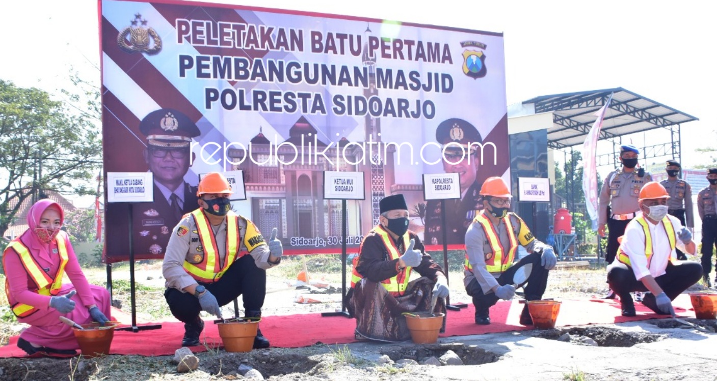 PEMBANGUNAN - Kapolresta Sidoarjo, Kombes Pol Sumardji dan Ketua MUI Sidoarjo, KH M Salim Imron saat acara peletakan batu pertama pembangunan masjid Polresta Sidoarjo, Kamis (30/07/2020).
