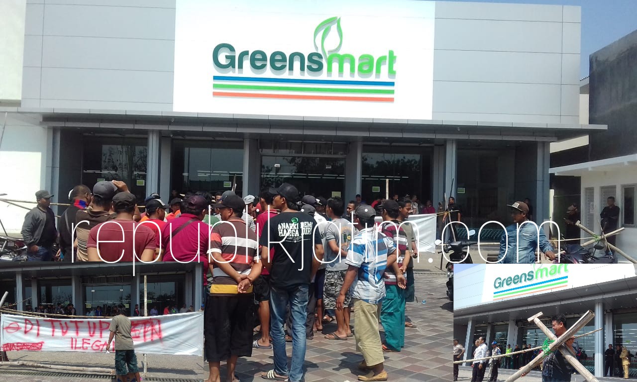 DEMO - Ratusan warga Desa Sepande, Kecamatan Candi, Sidoarjo mendemo pusat perbelanjaan Greensmart yang ada di kawasan Perumahan Safira Garden, Senin (30/07/2018).