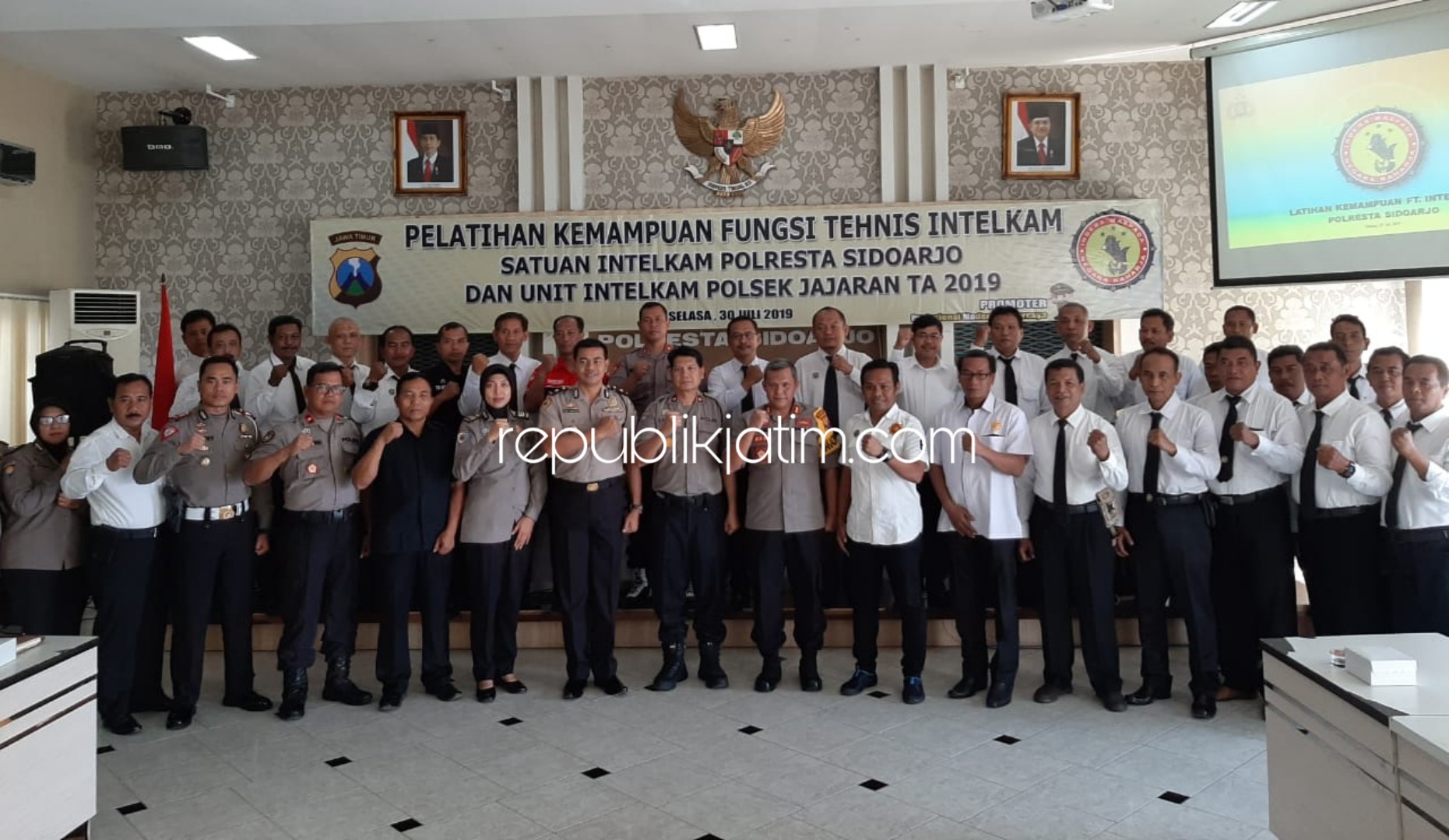 PELATIHAN - Menjelang pelaksaan Pilkades Serentak dan Pilbup Sidoarjo 2020, Satuan Intelkam Polresta Sidoarjo menggelar pelatihan Fungsi Teknis di Aula Bharadaksa, Polresta Sidoarjo, Selasa (30/07/2019).