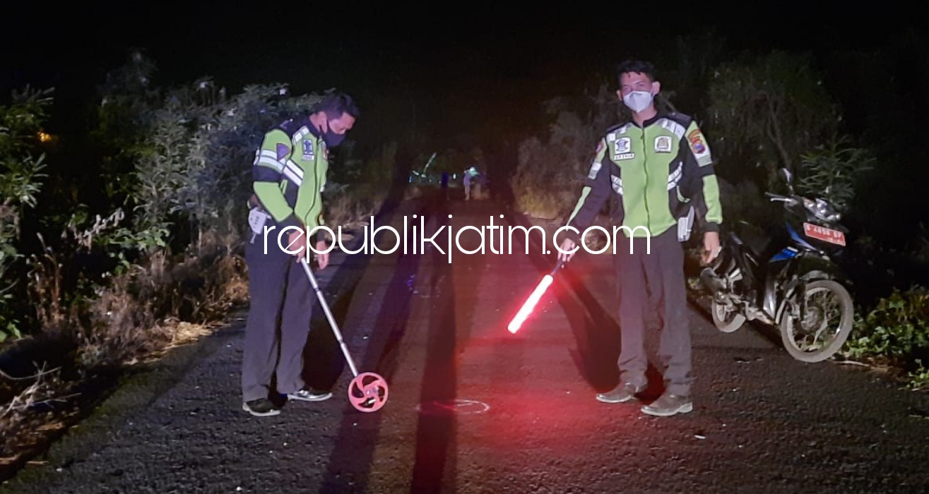 OLAH TKP - Sejumlah petugas Unit Laka, Satuan Lantas, Polresta Sidoarjo menggelar olah TKP tabrakan dua motor di JL Raya Tuang Dusun Bangunsari, Desa Tambakkalisogo, Kecamatan Jabon, Sidoarjo, Kamis (29/07/2021) malam.