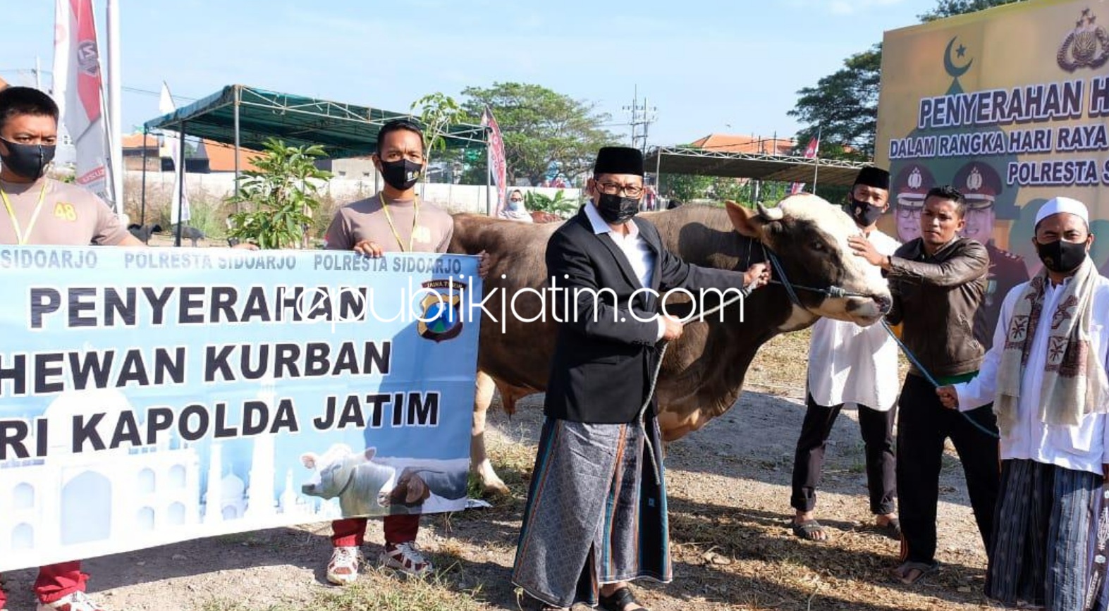 SALURKAN - Kapolresta Sidoarjo Kombes Pol Sumardji menyalurkan puluhan sapi dan kambing kurban ke warga Sidoarjo, Jumat (31/07/2020).