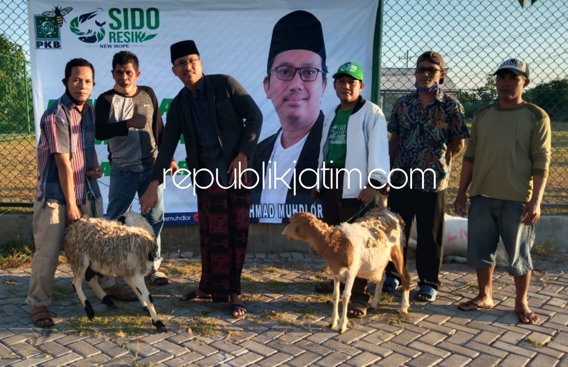SERAHKAN - Bacabup Sidoarjo, Ahmad Muhdlor Ali (Gus Muhdlor) menyerahkan hewan kurban kambing dan sapi kepada para relawan dan organisasi sosial kemasyarakatan, Kamis (30/07/2020).