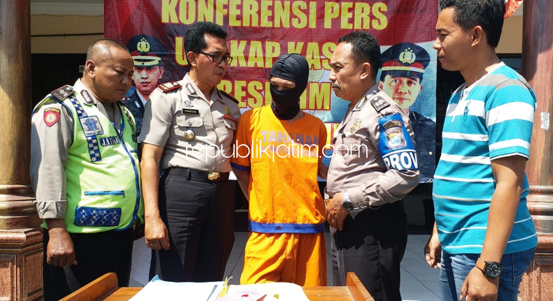 DIRINGKUS - Tersangka Fransiskus Xaverius Kadian (22) alias Veno pemuda asal, Desa Sidorejo, Kecamatan Krian, Sidoarjo dijebloskan tahanan Polsek Prambon, Rabu (31/07/2019).