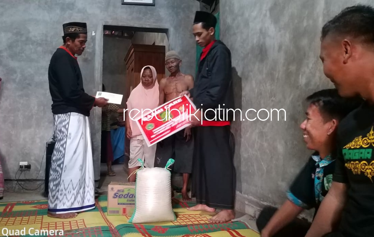 GASMI CARE - Komunitas Pagar Nusa (PN) Gasmi memberi santunan kepada keluarga korban kebakaran, Kateno warga Dusun Sumberjo, Desa Munggu, Kecamatan Bungkal, Ponorogo, Kamis (30/07/2020) sore.