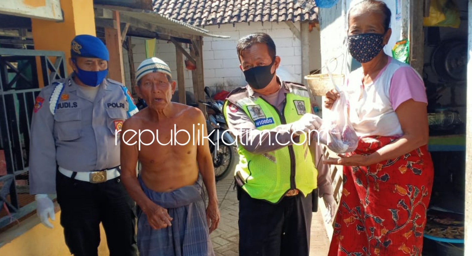 BAGIKAN - Sebanyak 349 Bhabinkamtibmas Polresta Sidoarjo membagikan 694 paket daging kurban langsung door to door ke rumah warga Sidoarjo yang membutuhkan, Jumat (31/07/2020).