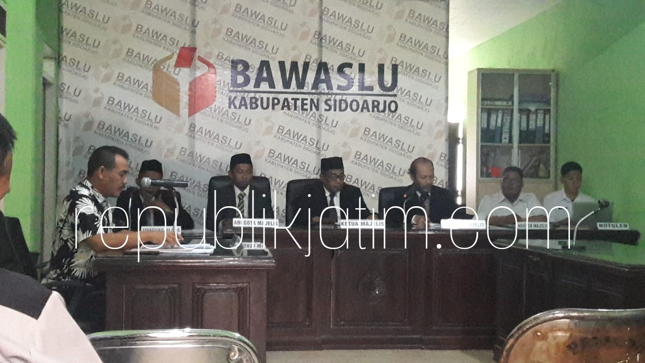 SIDANG PERDANA - Tim majelis hakim menggelar sidang pemeriksaan berkas dan identitas pelaporan pelanggaran administrasi di kantor Panwaslu Sidoarjo, Rabu (01/08/2018).