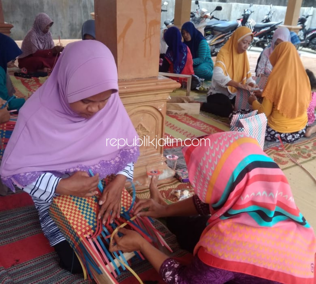 PELATIHAN - Para ibu Desa Munggu, Kecamatan Bungkal, Ponorogo serius berlatih dan memperhatikan arahan mahasiswa IAIN Sunan Ampel Ponorogo yang Kuliah Pengabdian Masyarakat (KPM) soal pembuatan tas anyaman plastik, Kamis (01/08/2019).